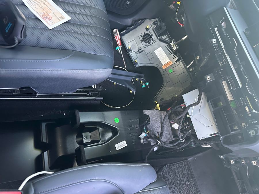 Nội thất Geely EX5 trong quá trình tháo các tấm ốp và tiếp cận cụm DHU